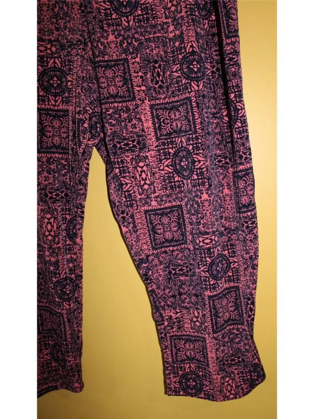 QVC Susan Graver 1x Printed Slinky Liquid Knit Cropped Pull On Pants Coral Navy - Picture 3 of 4